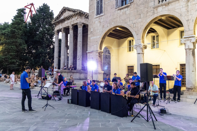 Večeras na pulakom Forumu: Big Band Pula uz singapursku jazz pjevačicu Melissu Tham