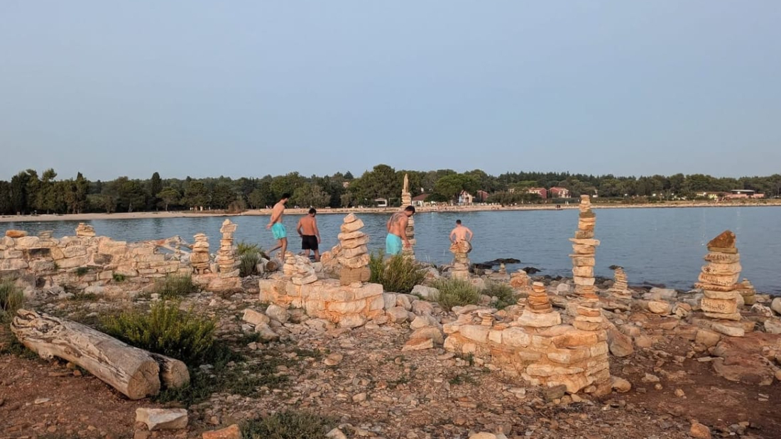 Turisti ugrožavaju zaštićeni lokalitet Sipar kod Umaga: 'Naš kulturni biser nestaje pred očima!'