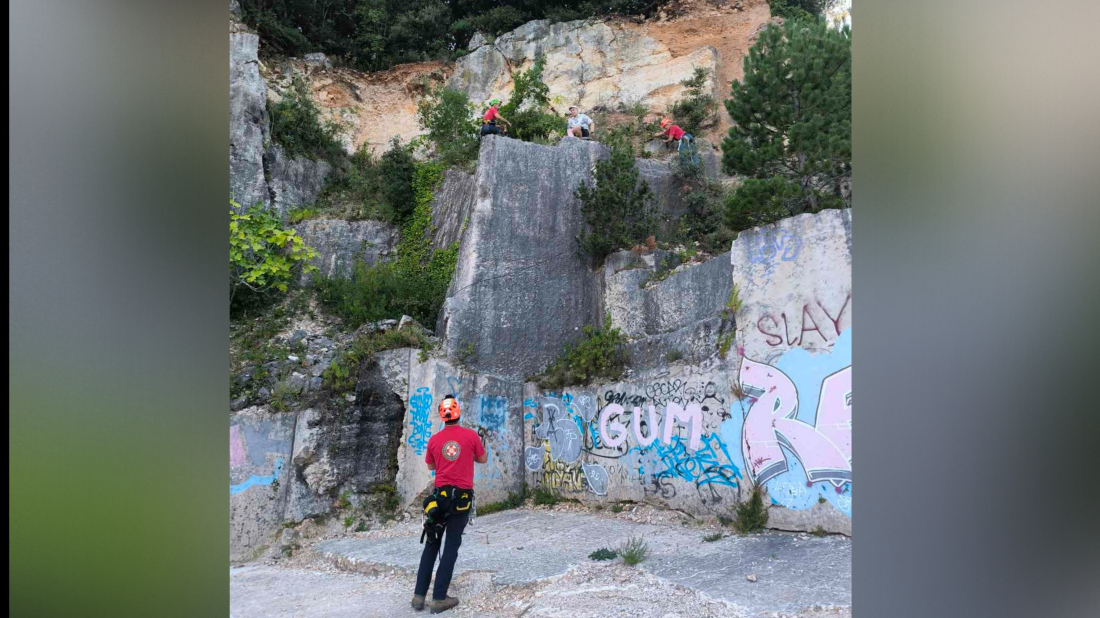 Poljak zapeo na stijeni u Cave Romane, spašavali ga HGSS-ovci!