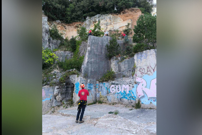 Poljak zapeo na stijeni u Cave Romane, spašavali ga HGSS-ovci!