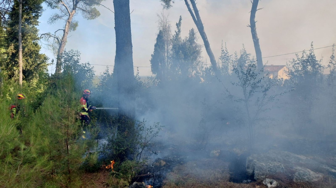 (FOTO) Požar u Rovinjskom Selu, na terenu je deset vatrogasaca