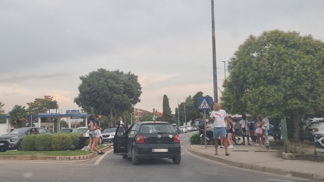 Sudar automobila i motocikla na kružnom toku u Rovinju
