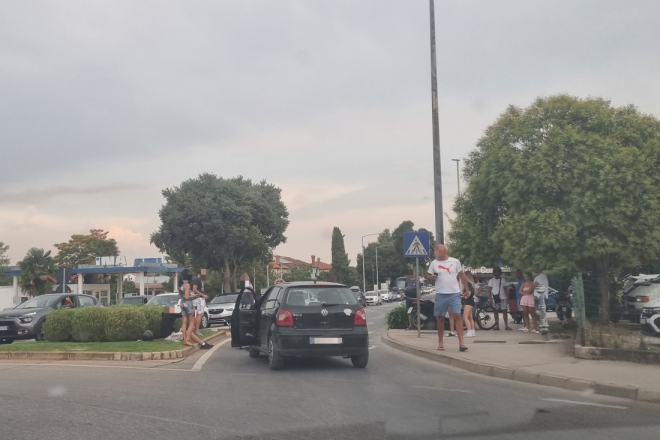 Sudar automobila i motocikla na kružnom toku u Rovinju