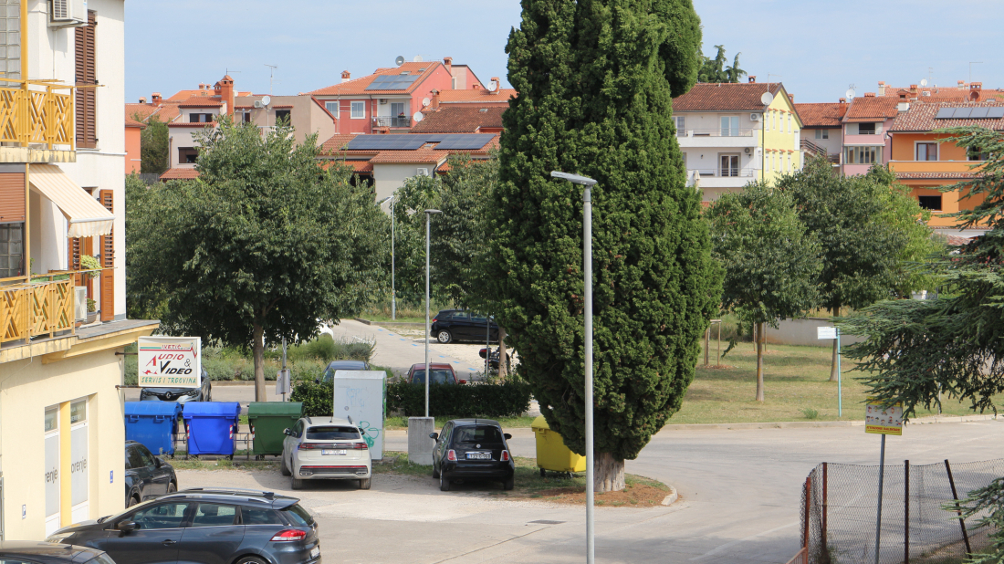 Neobična nesreća u Rovinju: Kamper zakačio nisko postavljeni kabel, oštećeni automobil i ograda