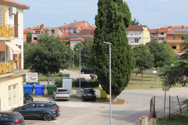 Neobična nesreća u Rovinju: Kamper zakačio nisko postavljeni kabel, oštećeni automobil i ograda
