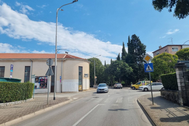 Na jednom od opasnijih križanja u Rovinju ozlijeđen slovenski mopedist, vozač automobila pobjegao s mjesta nesreće
