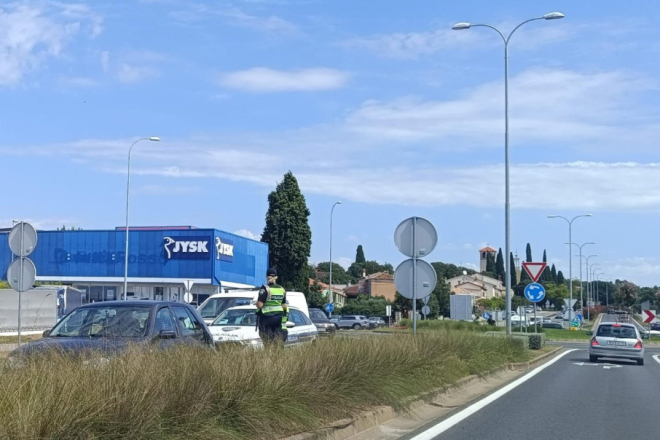 Uživo iz Pule: Automobil sletio u središte kružnog toka, stvaraju se gužve