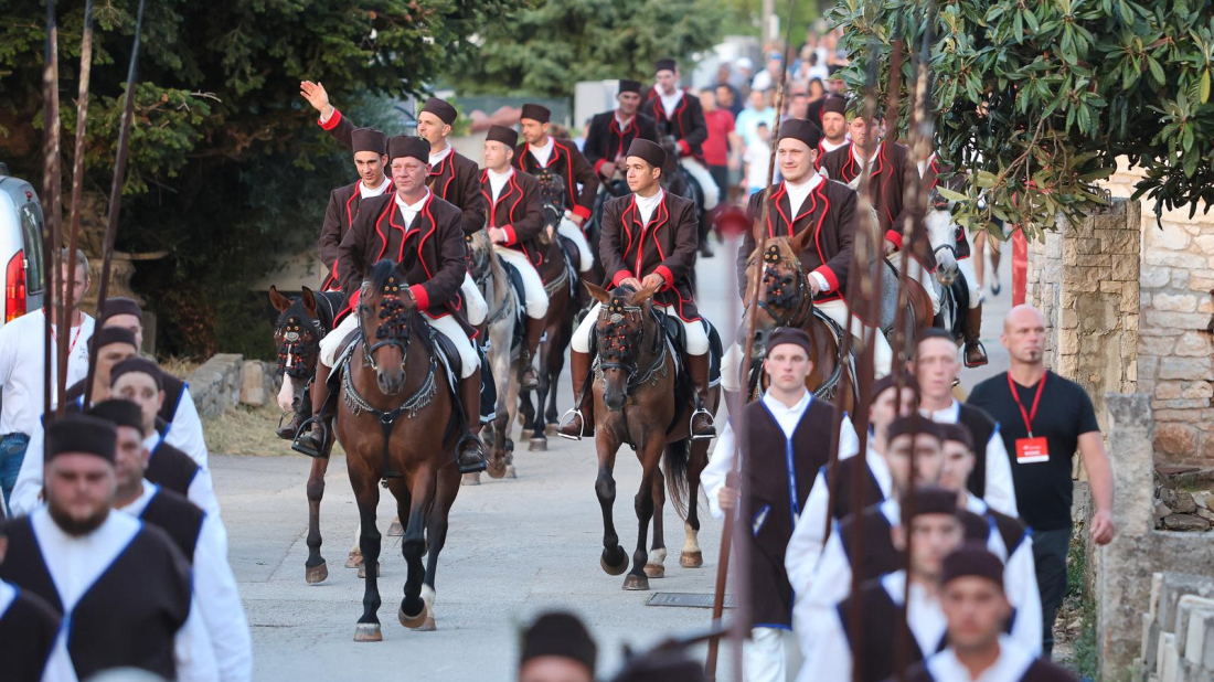 Barban spreman za jubilarno 50. izdanje Trke na prstenac: Evo kako se pripremaju konjanici i kopljonoše