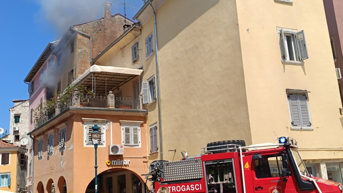 NOVI POŽAR U ROVINJU: Vatrogasci na terenu gase požar još jednog stana!