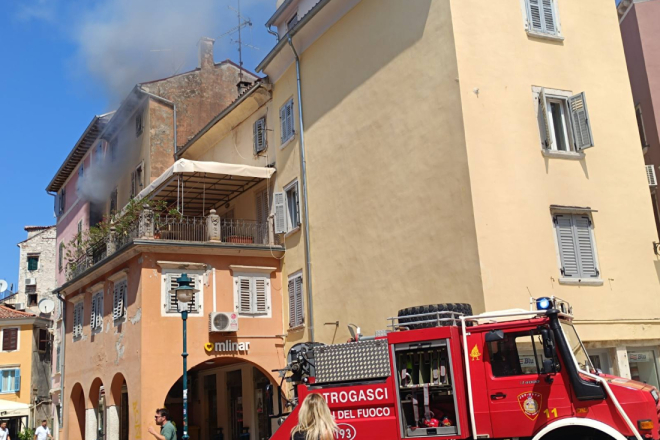 NOVI POŽAR U ROVINJU: Vatrogasci na terenu gase požar još jednog stana!