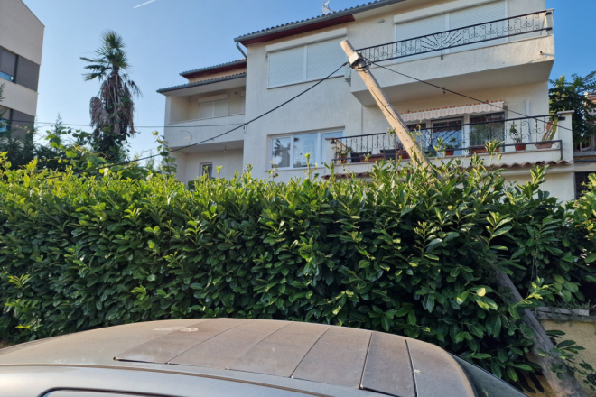 FOTO BILJEŠKA: Opasni stup T-coma još uvijek stoji nagnut nakon nevremena u Rovinju