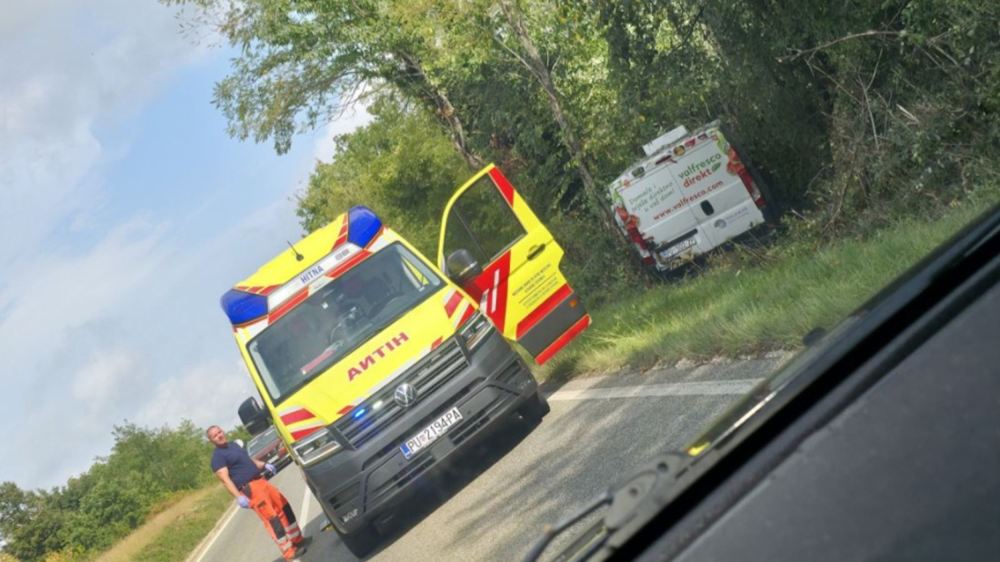 PROMETNA NESREĆA KOD ŽMINJA: Vozilo izletjelo s ceste, intervenirala hitna pomoć
