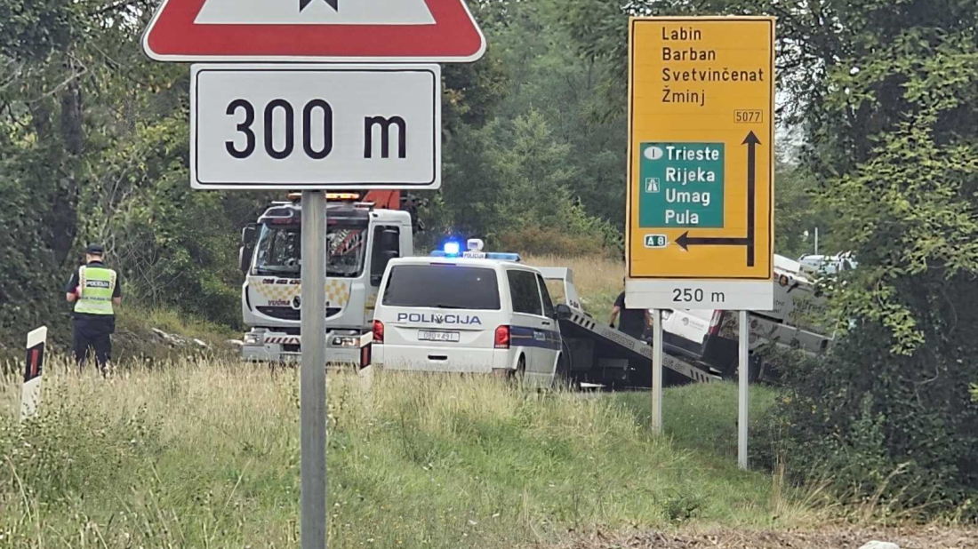 PROMETNA NESREĆA KOD ŽMINJA: Vozilo izletjelo s ceste, intervenirala hitna pomoć