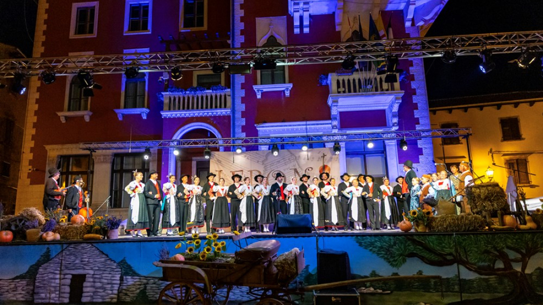 U veselom ozračju protekla druga večer Međunarodnog festivala folklora ''Leron''