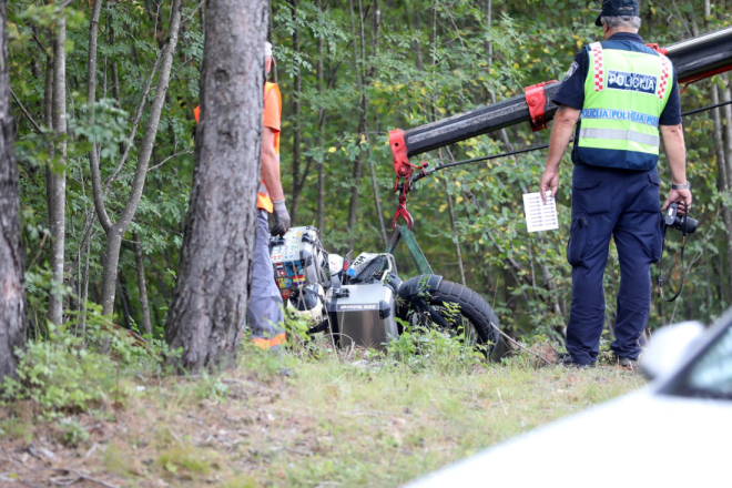 Tek punoljetna vozačica motocikla neoprezno pretjecala pa završila u pulskoj bolnici