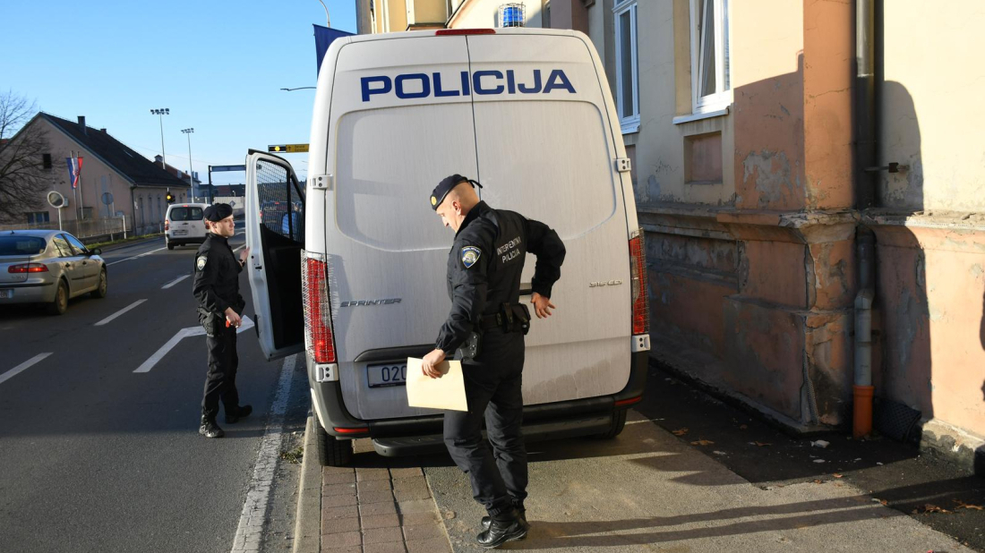 Muškarac koji je nožem i sjekirom pokušao ubiti oca i sestru završio u istražnom zatvoru!