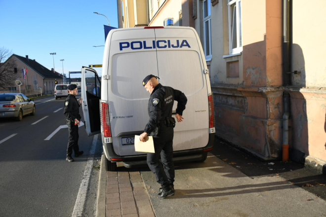 Muškarac koji je nožem i sjekirom pokušao ubiti oca i sestru završio u istražnom zatvoru!