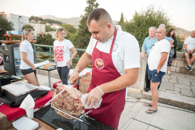 Pršut kao strateški gurmanski proizvod: susret drniških i istarskih proizvođača na Međunarodnom festivalu pršuta