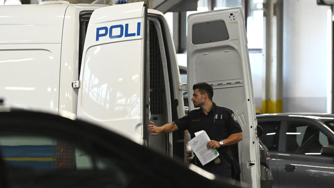 PULA: Vrijeđali zaštitara i policiju, udarali se međusobno, a zatim uništili policijsko vozilo