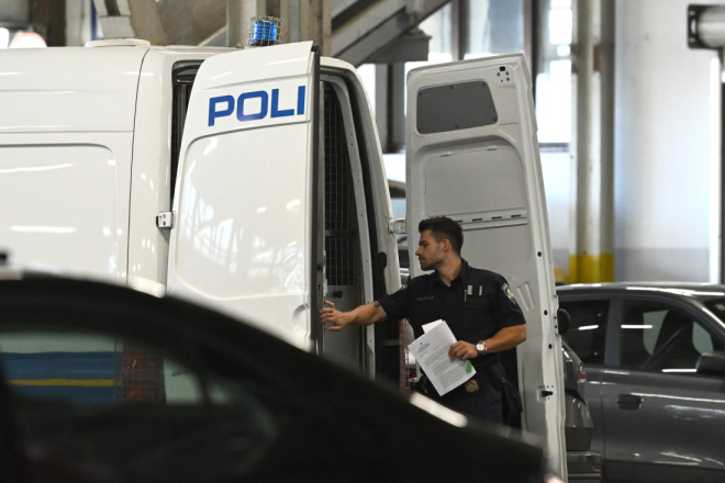 PULA: Vrijeđali zaštitara i policiju, udarali se međusobno, a zatim uništili policijsko vozilo