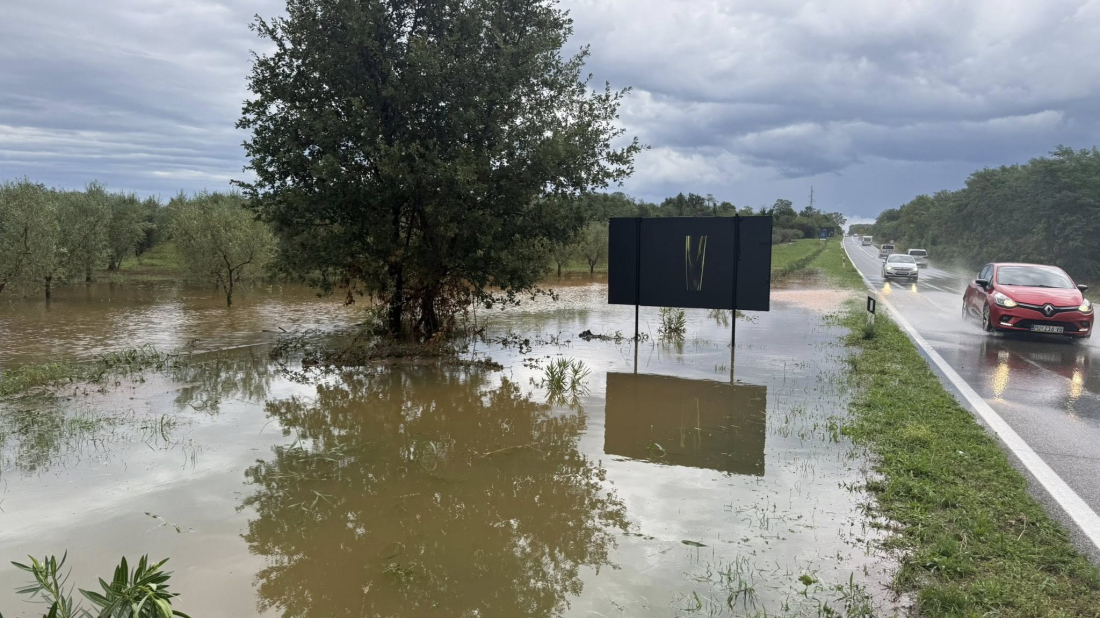 POPLAVLJENE CESTE, VINOGRADI... Vatrogasci na sjeverozapadu Istre imaju 40-ak intervencija, voda je ušla u podrume!