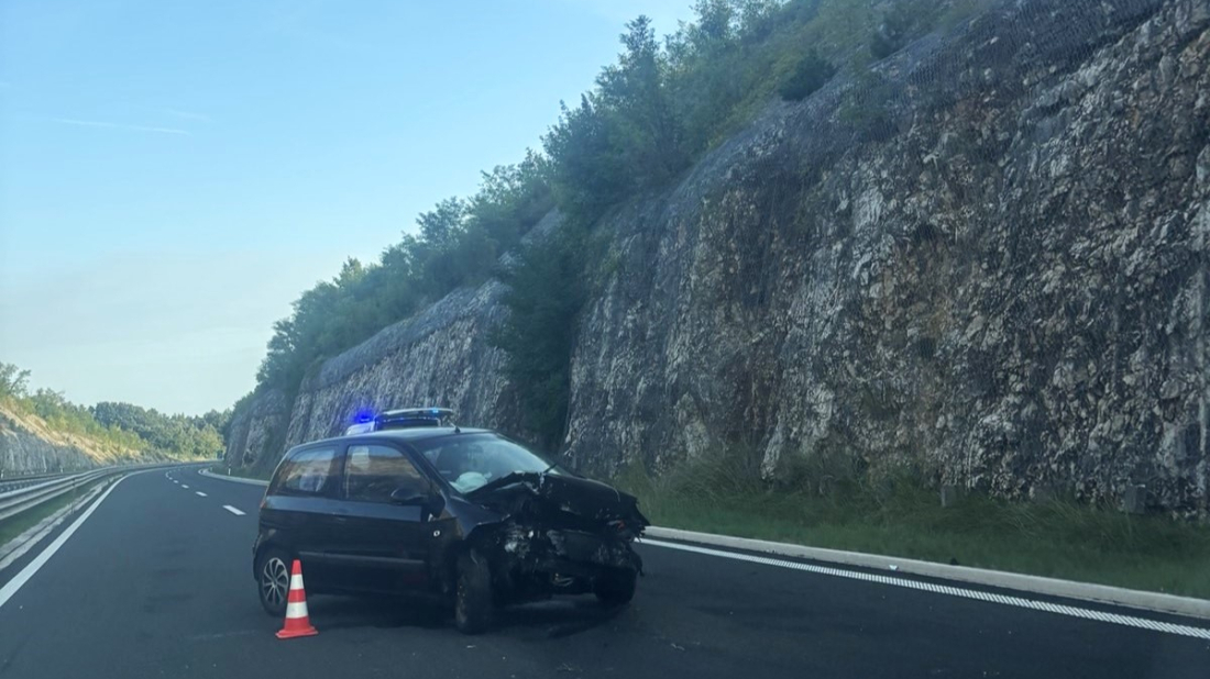 Nesreća na Ipsilonu kod Rogovića: Vozilo sletjelo s ceste i udarilo u stijene