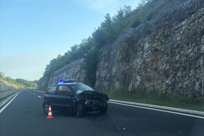 Nesreća na Ipsilonu kod Rogovića: Vozilo sletjelo s ceste i udarilo u stijene