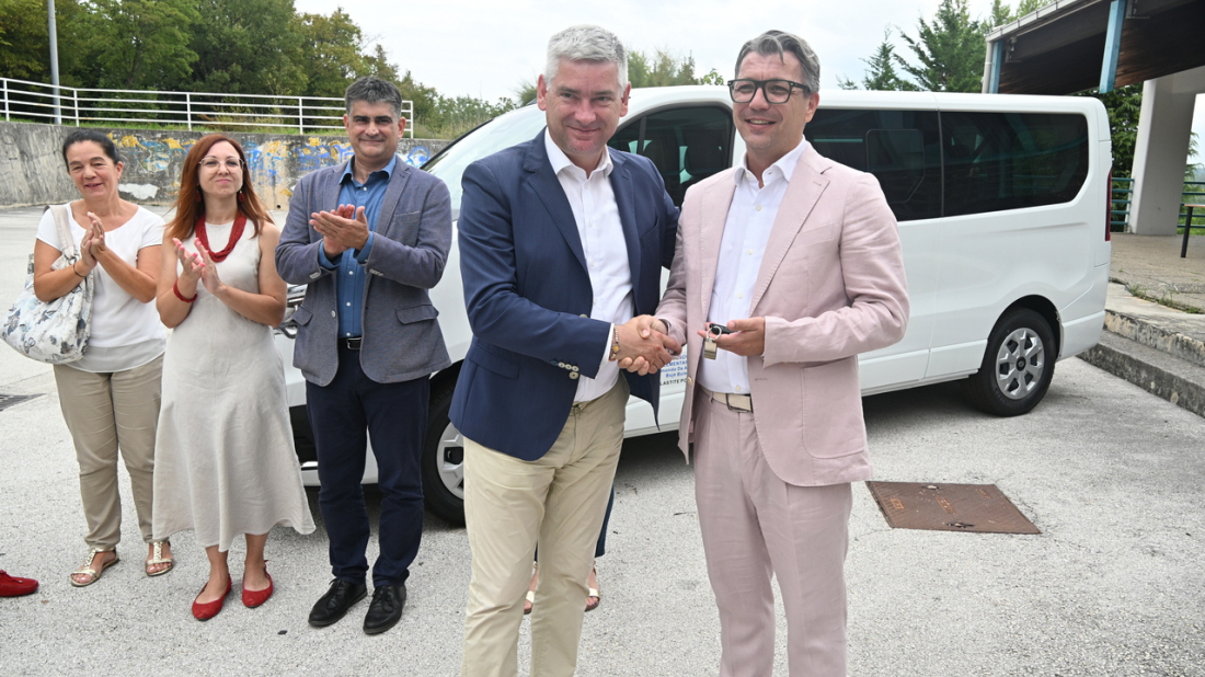 Miletić uručio ključeve za dva nova kombi vozila bujskim osnovnim školama