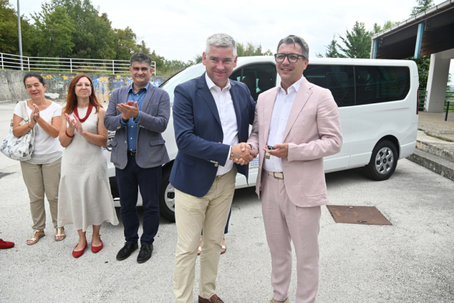 Miletić uručio ključeve za dva nova kombi vozila bujskim osnovnim školama