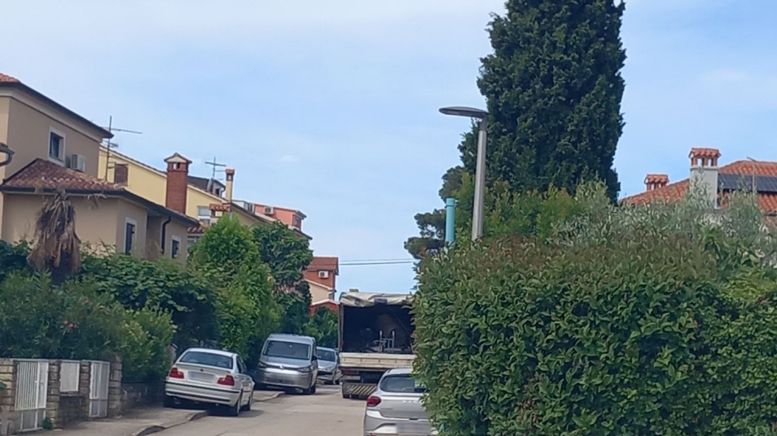 Opasna vožnja u Puli: Vozio dijete bez sjedalice u automobilu punom otpada