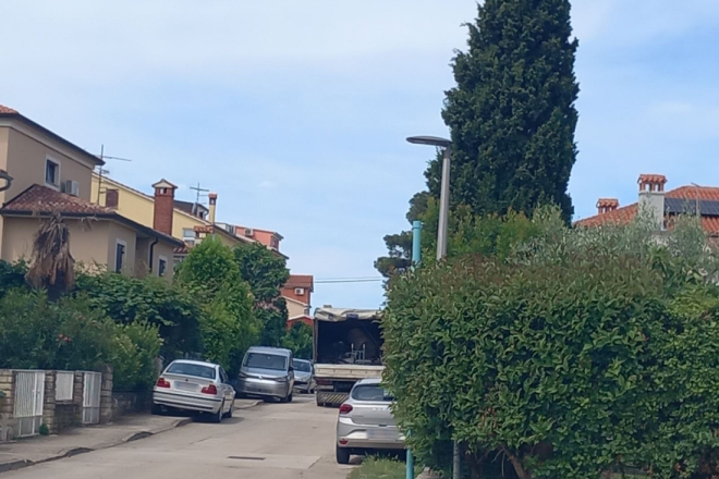 Opasna vožnja u Puli: Vozio dijete bez sjedalice u automobilu punom otpada