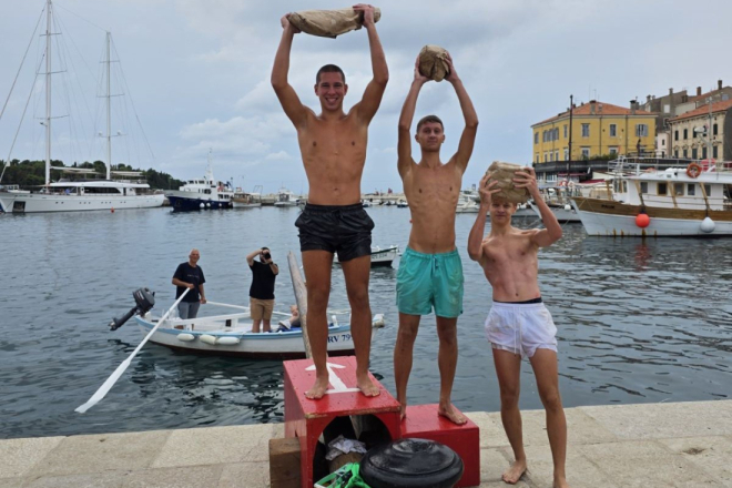 (VIDEO) Rovinj: Rekordno brzo završeno natjecanje na nauljenom stupu!