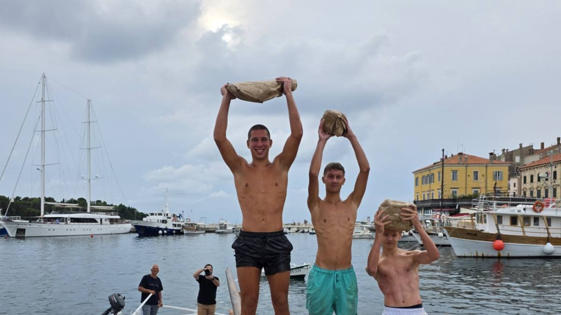 (VIDEO) Rovinj: Rekordno brzo završeno natjecanje na nauljenom stupu!
