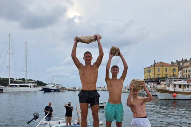 (VIDEO) Rovinj: Rekordno brzo završeno natjecanje na nauljenom stupu!
