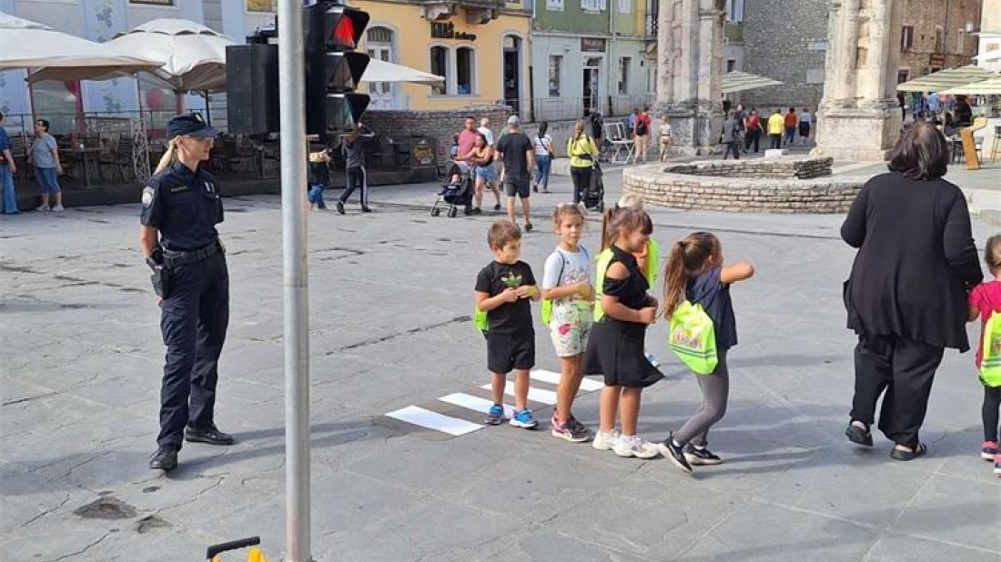 „Sigurno u školu s HAK-om“: edukacija djece o prometu u središtu Pule