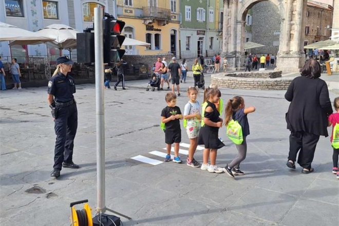 „Sigurno u školu s HAK-om“: edukacija djece o prometu u središtu Pule