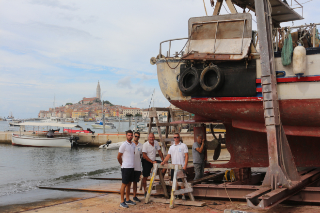 U rovinjskom škveru prva brodica na popravku u zimskoj sezoni! Lučka uprava Rovinj planira novi karel i širi kapacitete