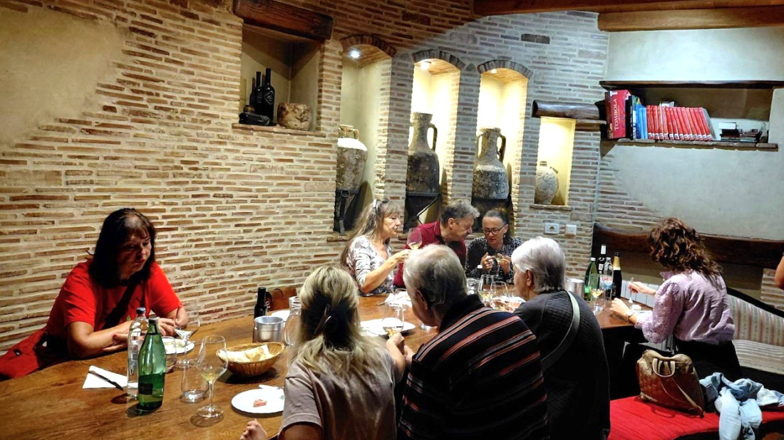 Članovi Udruge slijepih Istarske županije u posjetu vinariji Degrassi