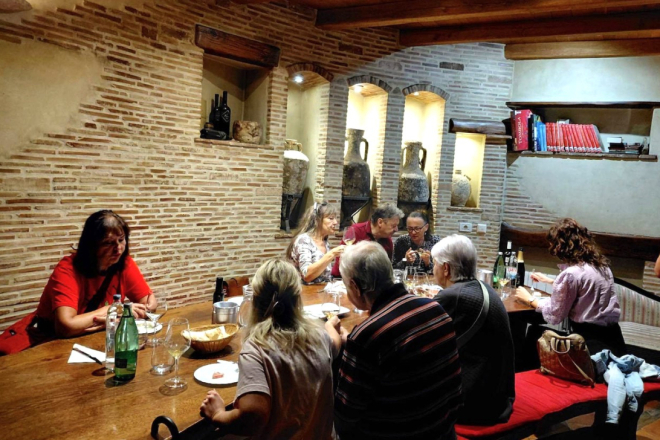 Članovi Udruge slijepih Istarske županije u posjetu vinariji Degrassi