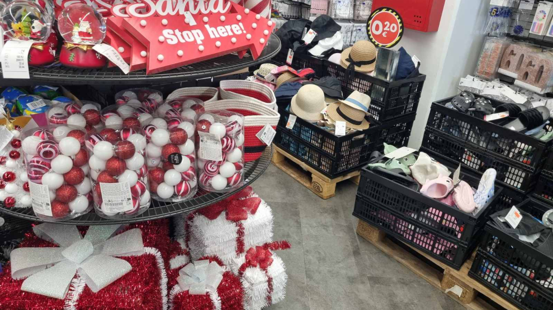 Kuglice i japanke: trgovina u Rovinju spojila ljeto i Božić