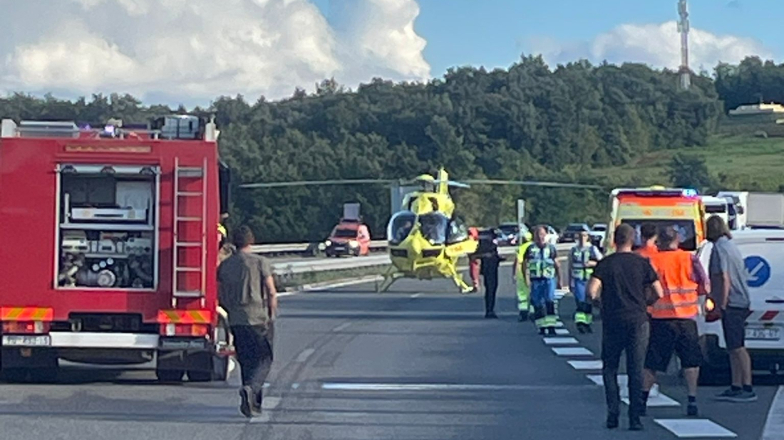 DRAMA NA IPSILONU: Helikopter hitne sletio među automobile – spašavali dijete!