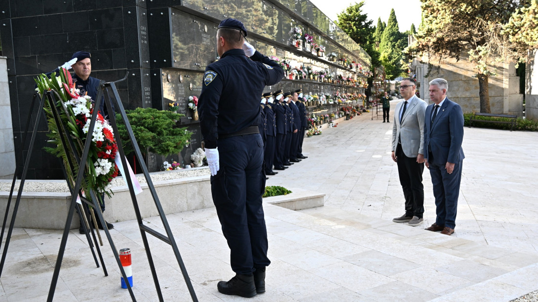 Istarski župan Boris Miletić položio vijence na spomen-obilježjima u povodu Dana policije