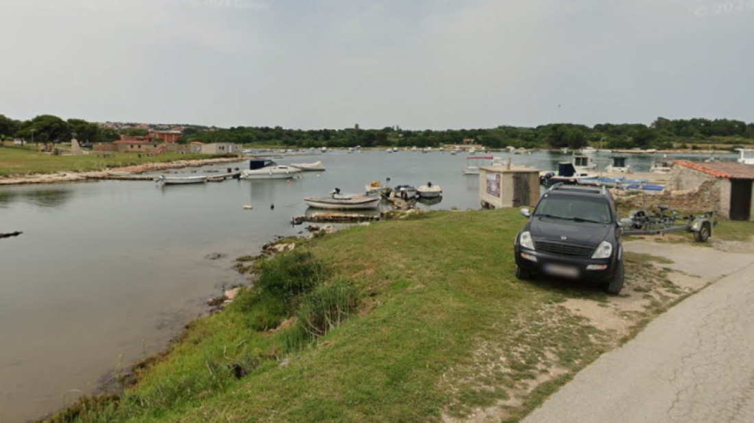 Slovenac u Istri ukrao prikolicu s plovilom i dva motora pa na automobil stavio lažne tablice