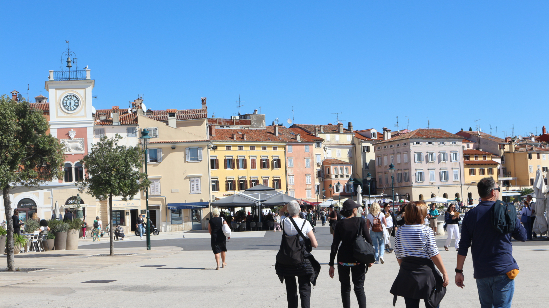 Turizam u kolovozu: Blagi rast dolazaka, ali pad noćenja – Rovinj i dalje najposjećeniji među stranim gostima