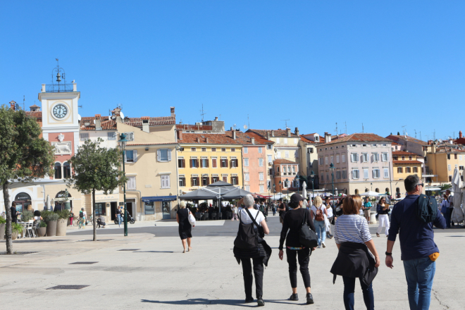 Turizam u kolovozu: Blagi rast dolazaka, ali pad noćenja – Rovinj i dalje najposjećeniji među stranim gostima