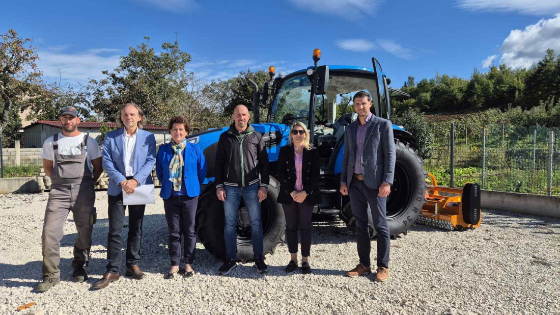 Općina Vižinada dobila novi traktor za održavanje zelenih površina