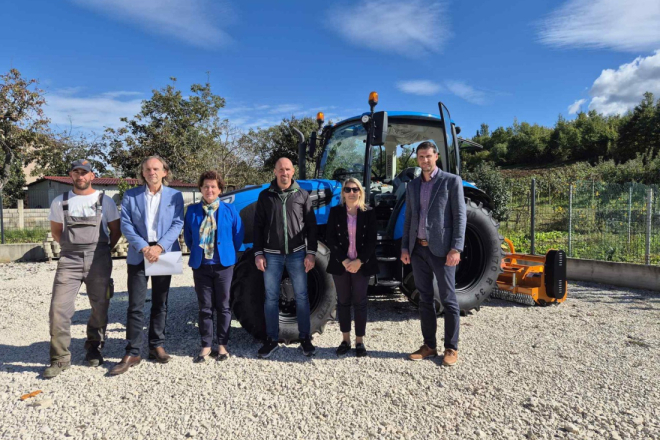 Općina Vižinada dobila novi traktor za održavanje zelenih površina