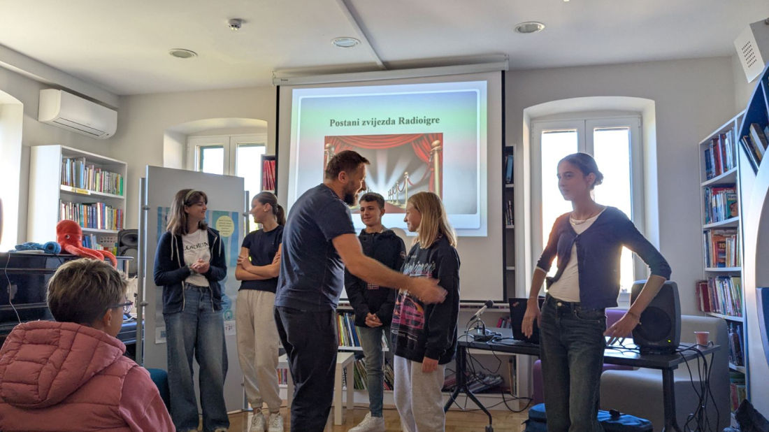 Radioaktivna slušaonica Dramskog programa HRT-a u rovinjskoj gradskoj knjižnici