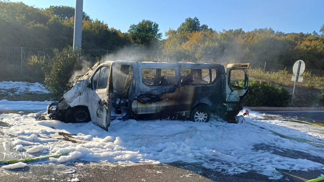 Na ipsilonu u potpunosti izgorio putnički kombi!