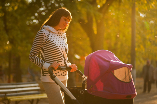 Mama na nogama: Kako spriječiti bolove u stopalima, koljenima i kukovima nakon poroda?